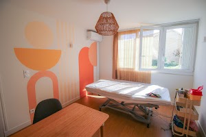 Cabinet de médecine chinoise - stimulation des points d'acupuncture - Charlotte Guth Latrasse place picture